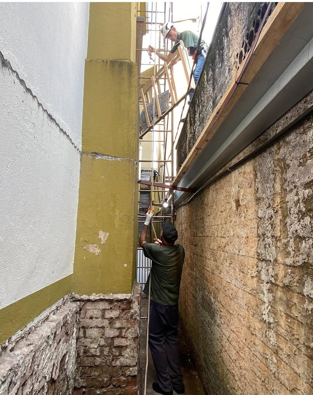 Etapas da reforma: retirada dos vitrais laterais da Catedral