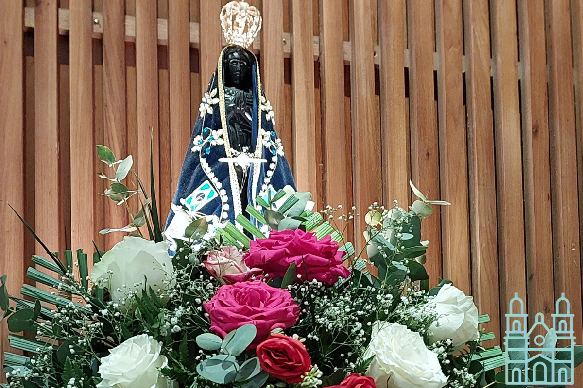 Maria sob o manto de Nossa Senhora Aparecida: nossa Mãe e padroeira.