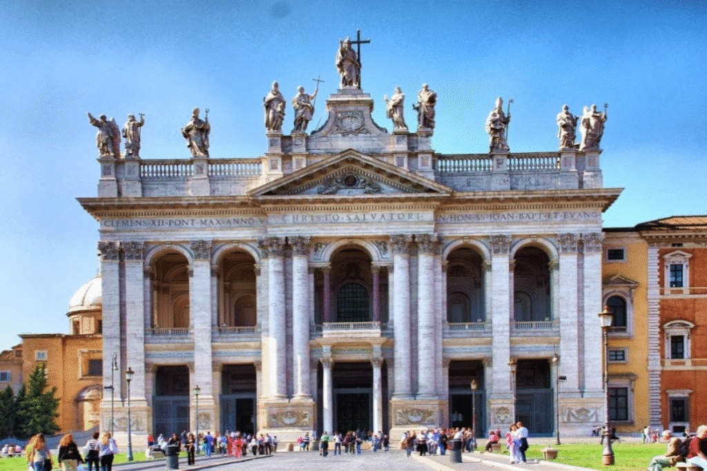 Basílica de São João do Latrão. Google Imagens (2025). Disponível em: https://heroinasdacristandade.blogspot.com/2016/11/consagracao-da-basilica-do-latrao-9-de.html. Acesso em: nov. 2025.
