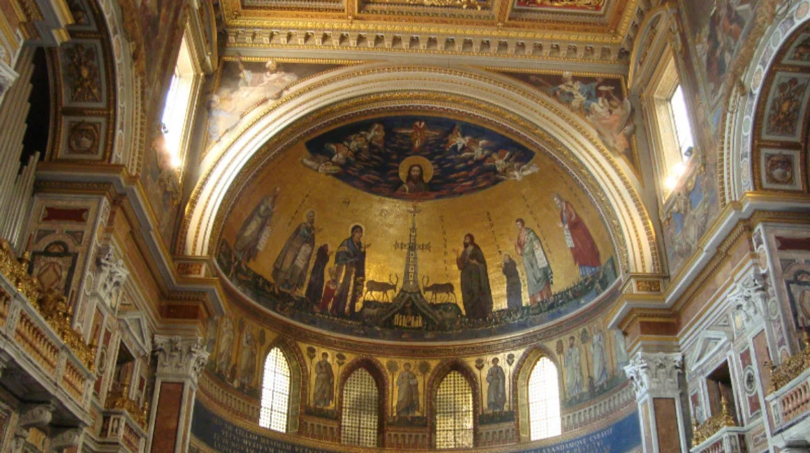 Basílica de São João do Latrão. Google Imagens (2025). Disponível em: https://foradazonadeconforto.com/entrepolos/basilica-de-sao-joao-de-latrao/. Acesso: nov. 2025
