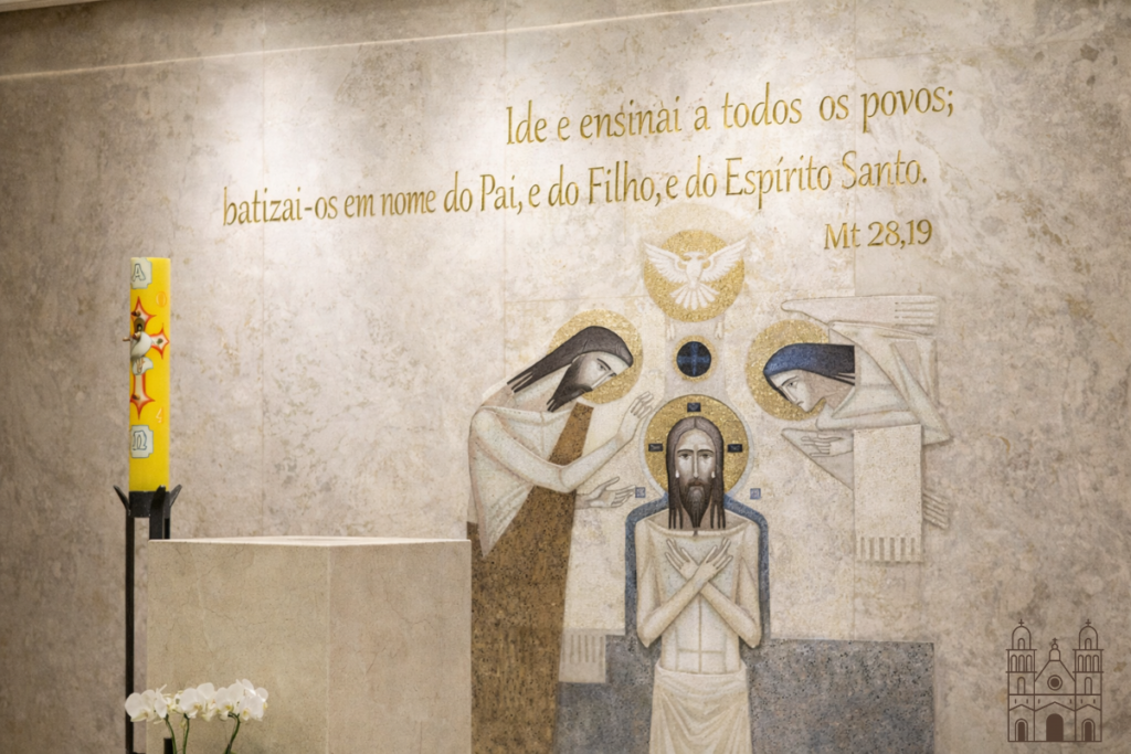 Batismo de Jesus e o nosso. Imagem manipulada: Batistério da Catedral com adição da imagem do batismo de Jesus disponibilizada pelo site do Vaticano News (https://www.vaticannews.va/pt/igreja/news/2024-01/festa-batismo-senhor.html)